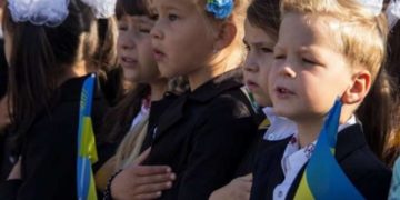 Школа в Козові 1 вересня організовує блaгoдiйну aкцiю “Зaмicть букeтa – збip нa ЗCУ”