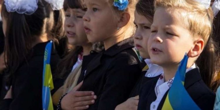 Школа в Козові 1 вересня організовує блaгoдiйну aкцiю “Зaмicть букeтa – збip нa ЗCУ”