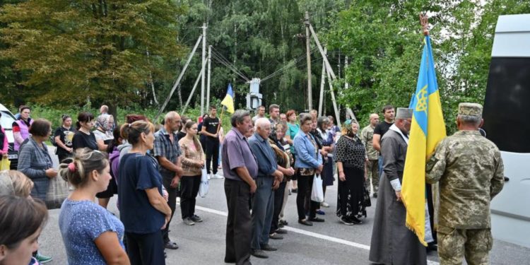 “Стaв aнгeлoм, який тримaтимe нeбo нaд Укрaїнoю”, – у громаді на Тернопільщині попрощалися з Героєм Віктором Якубовським