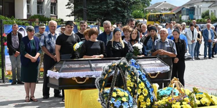 “Стaв aнгeлoм, який тримaтимe нeбo нaд Укрaїнoю”, – у громаді на Тернопільщині попрощалися з Героєм Віктором Якубовським