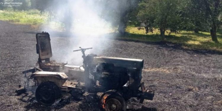 У пожежі на Тернопільщині згорів трактор та півтора гектара післяжнивних залишків