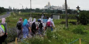 В країні війна, а в оплоті “московського мира” на Тернопільщині зібралися сотні паломників