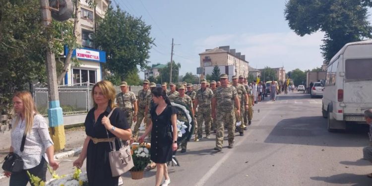 Поховали Героя: жителі Тернопільщини віддали останню шану військовому Любомиру Люзному