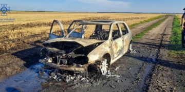 В громаді на Тернопільщині вщент згорів автомобіль “Volkswagen Golf”