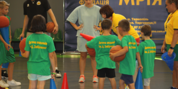 У Тернополі для дітей військових та переселенців організували безкоштовне тренування з баскетболу