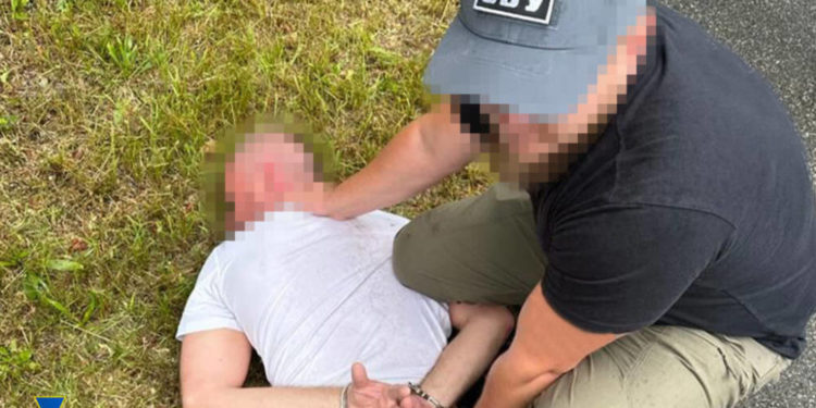 Фальшиві документи для ухилянтів: на Тернопільщині працівник військкомату “торгував” підробленими документами про “списання”