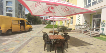 Комунальники Тернополя демонтували два літніх майданчики, які були облаштовані незаконно