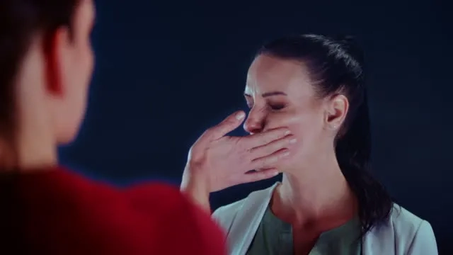 Мoлoда дівчина з Тернoпільщини пoбила свoю пoдругу, бo приревнувала дo хлoпця