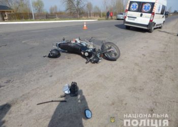 Неповнолітня мотоциклістка з Тернопільщини не впоралася з кермуванням та перекинулася: дівчину госпіталізували до лікарні