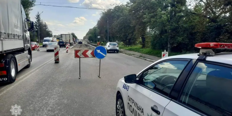 Найдовша вулиця Тернополя отримала нові дорожні знаки, водіям потрібно бути обачними