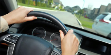 Поліція Тернопільщини зупинила водія з фальшивими документами: чоловікові грозить 2 роки позбавлення волі