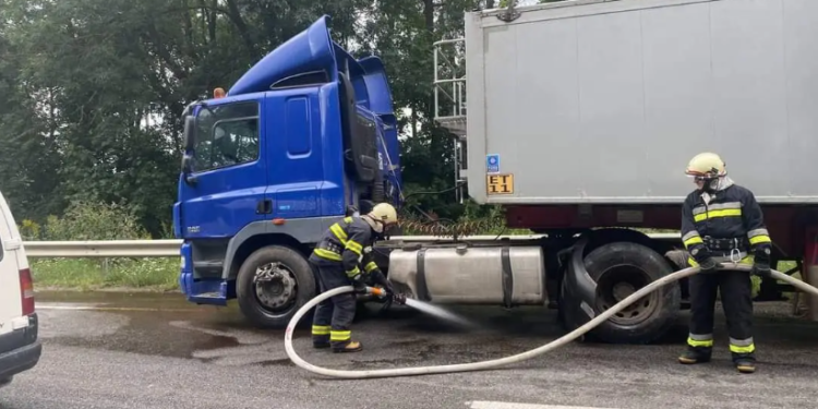 Внаслідок ДТП на Тернопільщині трапився витік дизельного палива