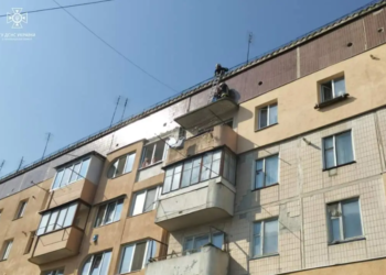 Рятувальники Тернопільщини спасали чоловіка, який вийшов на дах балкона і не міг спуститися