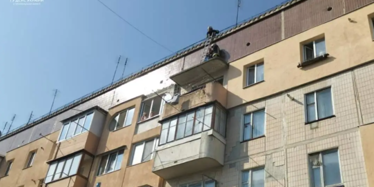 Рятувальники Тернопільщини спасали чоловіка, який вийшов на дах балкона і не міг спуститися