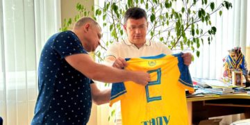 Збірна команда ТНПУ з футболу отримала комплект ігрової форми від іноземного партнера