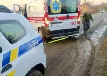 Швидка медична допомога застрягла в болоті, коли поверталася з виклику: знадобилася допомога рятувальників