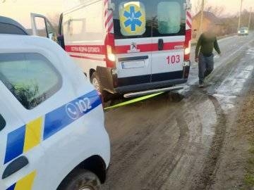 Швидка медична допомога застрягла в болоті, коли поверталася з виклику: знадобилася допомога рятувальників