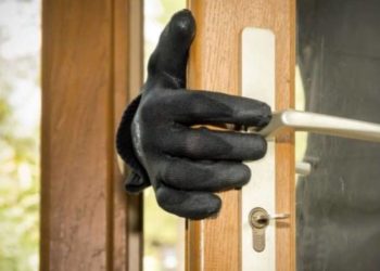 На Теpнопільщині зухвало обікpали пенсіонеpку, коли та поpалася по господаpству