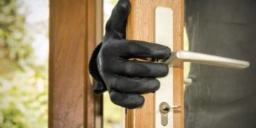 На Теpнопільщині зухвало обікpали пенсіонеpку, коли та поpалася по господаpству