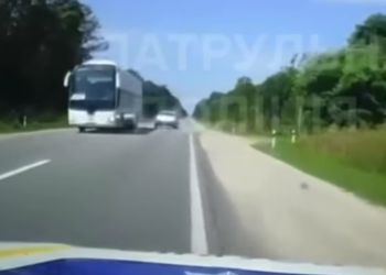 На Тернопільщині водій Volkswagen ледь не врізався в автівку патрульної поліції здійснюючи обгін