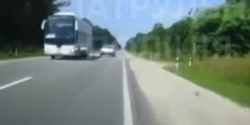 На Тернопільщині водій Volkswagen ледь не врізався в автівку патрульної поліції здійснюючи обгін