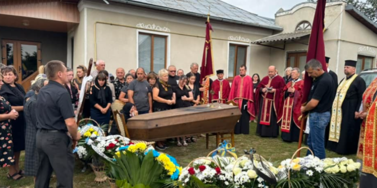 Підгаєцька громада у скорботі: жителі Тернопільщини попрощалися з воїном “Азову” Тарасом Романюком