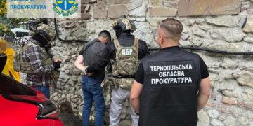 Високопосадовець з Тернопільщини вимагав хабар у підприємця: ДБР почали розслідування