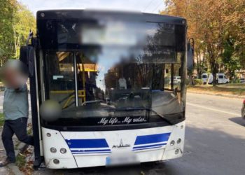 Тернопільські патрульні розшукали водія автобуса, який ледь не збив дитину на пішохідному переході