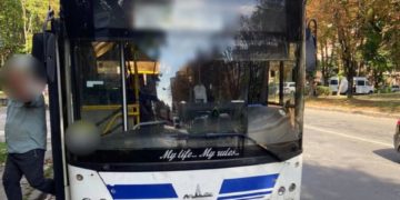 Тернопільські патрульні розшукали водія автобуса, який ледь не збив дитину на пішохідному переході