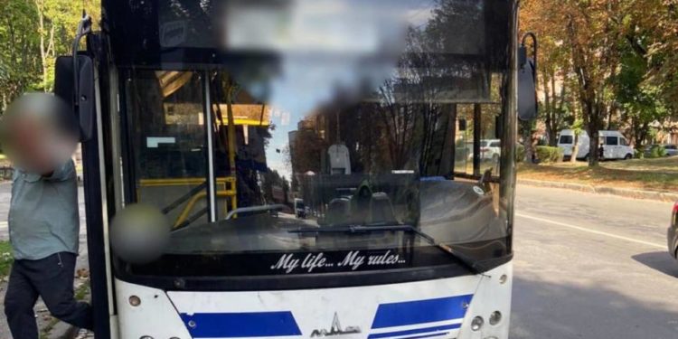 Тернопільські патрульні розшукали водія автобуса, який ледь не збив дитину на пішохідному переході