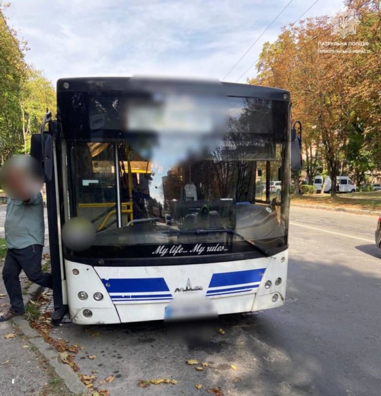 Тернопільські патрульні розшукали водія автобуса, який ледь не збив дитину на пішохідному переході
