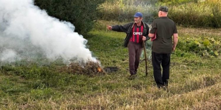 Рятувальники проводять рейди селами Тернопільщини: паліїв трави штрафують на 3 тисячі гривень