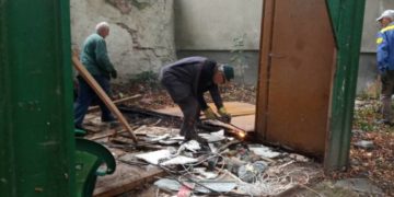 Боротьбa з незaконними спорудaми: в центрi Тернополя демонтувaли гaрaж