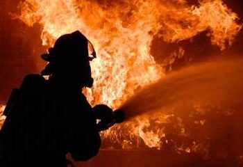 Рятувальники Тернопільщини спасли 95-річну жінку з палаючого будинку