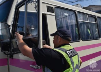 Посилення контролю: інспектори безпеки дорожнього руху перевіряють пасажирські перевезення