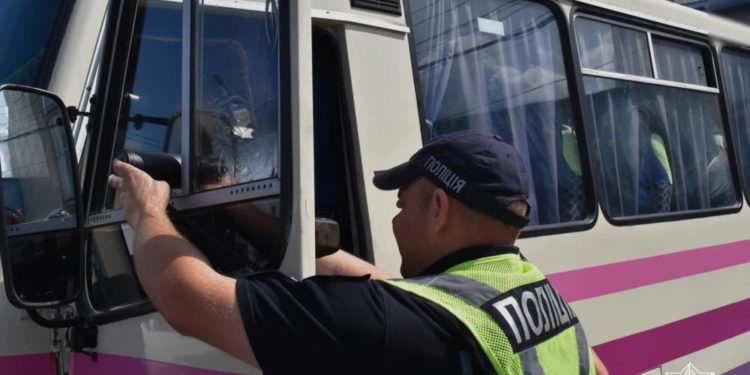 Посилення контролю: інспектори безпеки дорожнього руху перевіряють пасажирські перевезення
