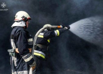 Знову горить: у Тернополі полум’я знищило великий склад з олією