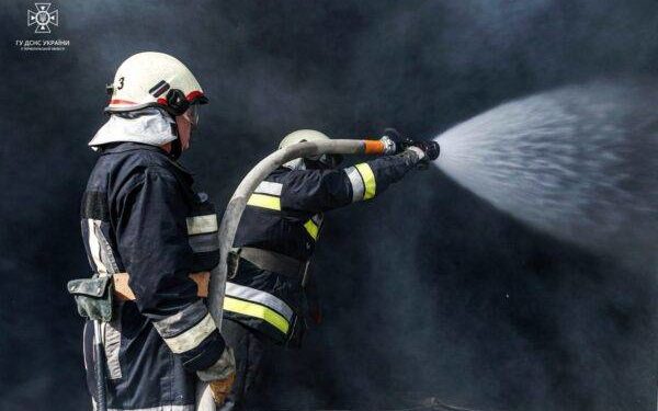 Знову горить: у Тернополі полум’я знищило великий склад з олією
