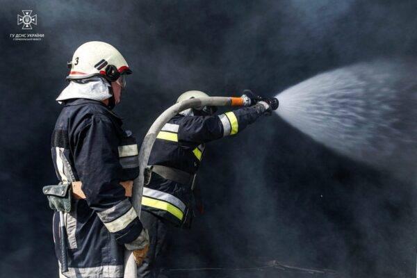 Знову горить: у Тернополі полум’я знищило великий склад з олією