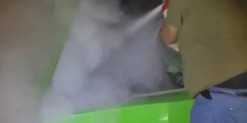 У Зборові посеред дороги загорілася автівка: патрульні допомагали гасити пожежу