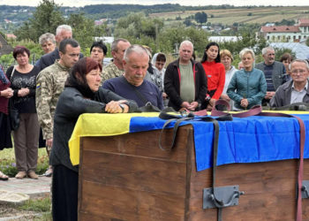 На Тернопільщині матір поховала двох синів, які загинули захищаючи країну