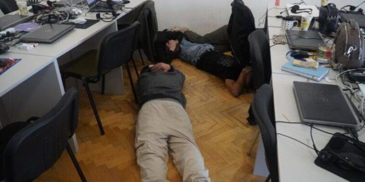 Поліція Тернополя викрила масштабний шахрайський кол-центр, де працювала молодь не старше 22 років