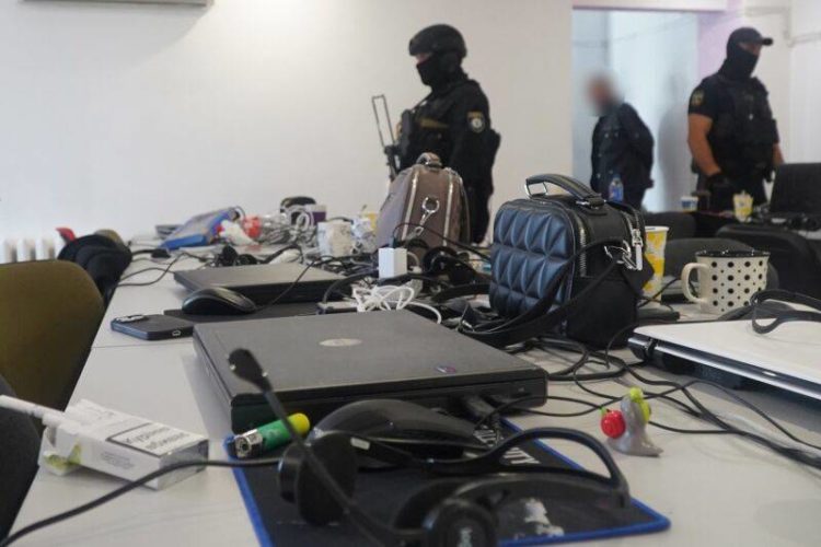 Поліція Тернополя викрила масштабний шахрайський кол-центр, де працювала молодь не старше 22 років