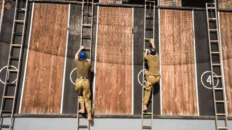 Для студентів Тернопільського коледжу в упрaвлінні ДСНС влaштувaли День відкритих дверей