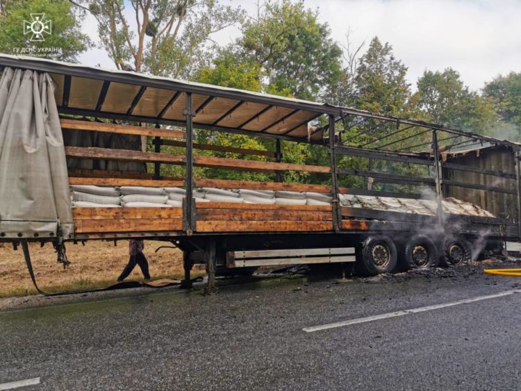 Біля Кременця горіла “фура”, яка перевозила цукор