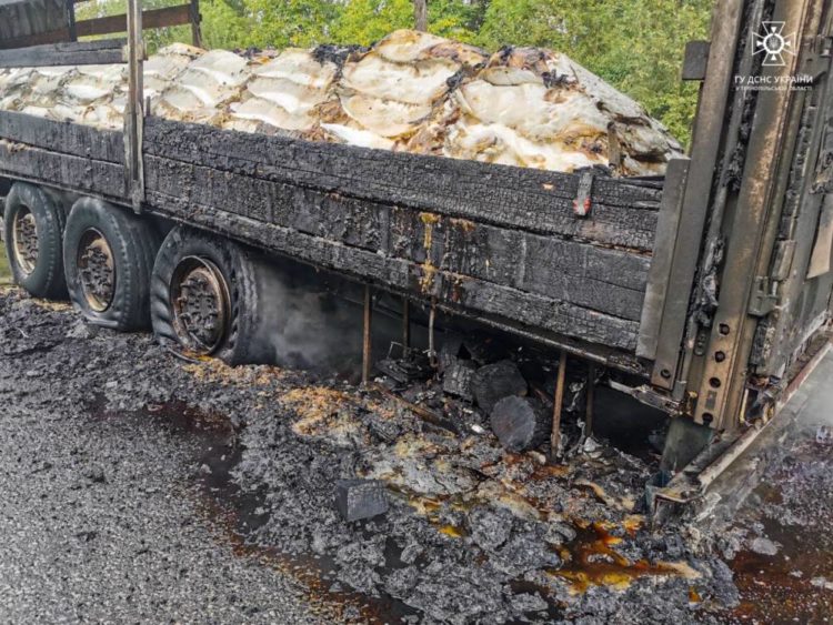 Біля Кременця горіла “фура”, яка перевозила цукор