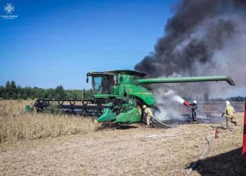 Посеред поля на Тернопільщині горів комбайн вартістю декілька мільйонів гривень