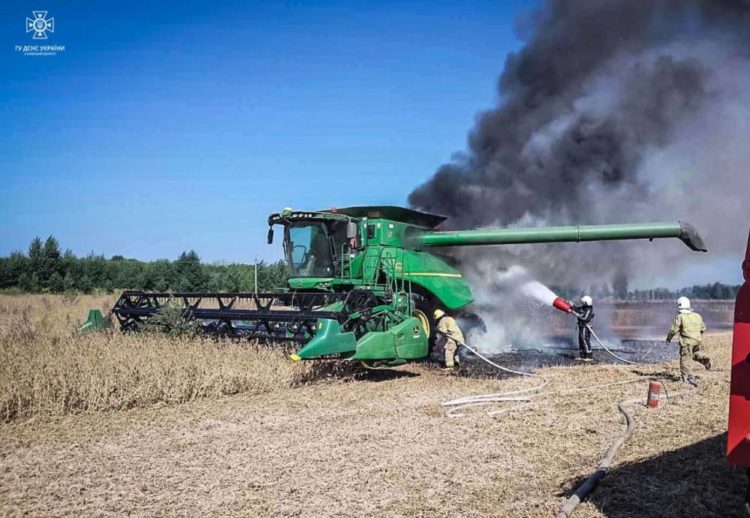 Посеред поля на Тернопільщині горів комбайн вартістю декілька мільйонів гривень