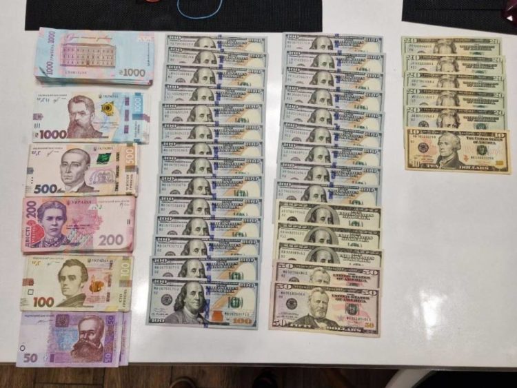 Заробили понад 2 мільйони гривень на «працевлаштуванні» людей за кордоном: кіберполіція викрила організовану групу шахраїв