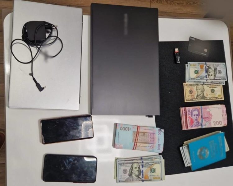 Заробили понад 2 мільйони гривень на «працевлаштуванні» людей за кордоном: кіберполіція викрила організовану групу шахраїв